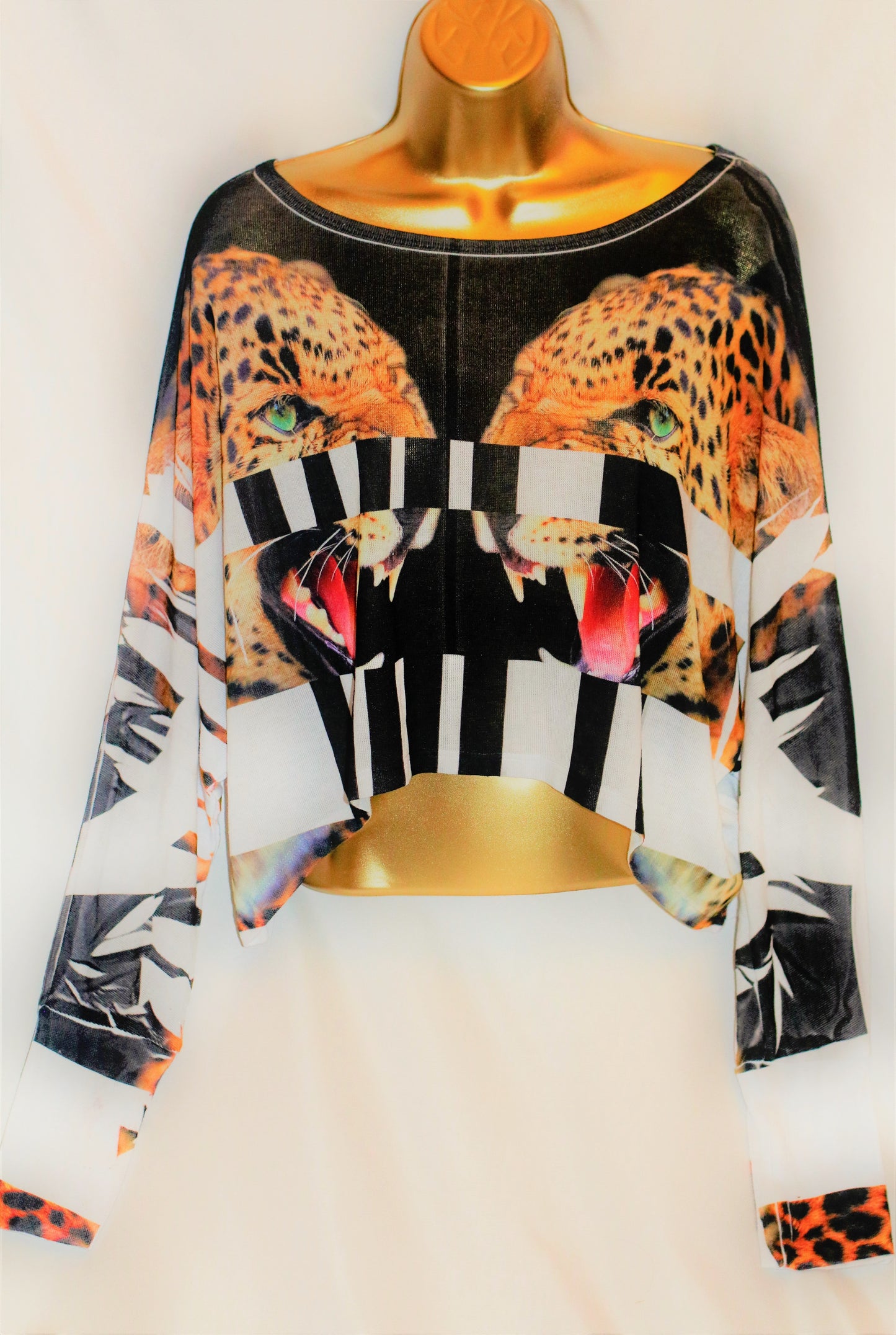 Woman Graphic Crop Top With Longsleeve
